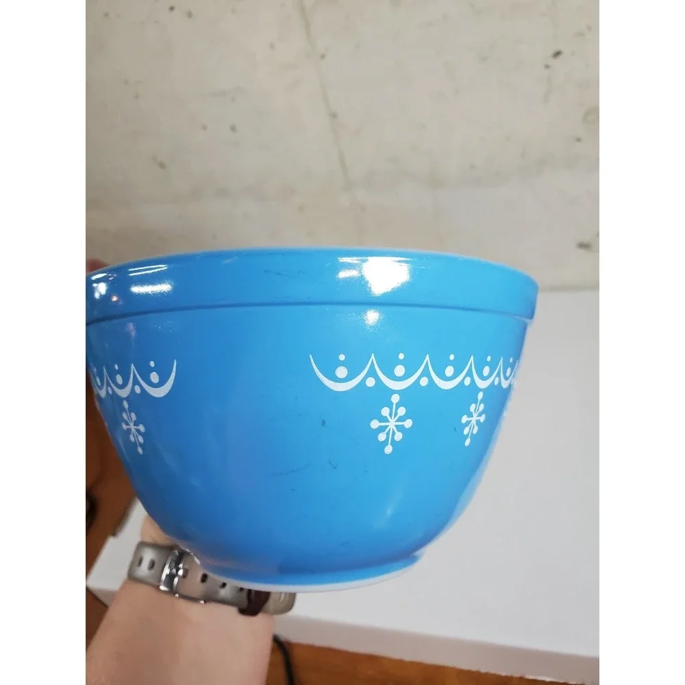 Vintage Pyrex Blue Snowflake Garland Cinderella 1.5‎ Pint Mixing Bowl #401 - USA